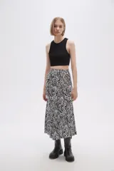 Top blanco de morley, corte crop y breteles anchos.