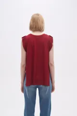 Remera negra de viscosa con cuello redondo y mangas cortas con volados.