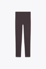 Calza capri de lycra color marrón oscuro, tiro alto y tejido combinado en tul a tono.