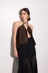 Top reversible color cobre con breteles finos que se cruzan en el frente, corte holgado y diseño fluido.