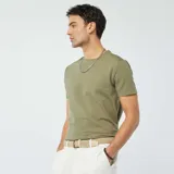 Camiseta verde oliva de seersucker con cuello redondo y mangas cortas.