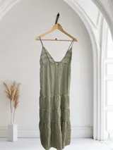 Vestido corto con breteles finos y escote en V, con detalles de encaje en el busto.