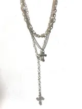 Collar plateado de múltiples cadenas con perlas blancas y dijes de cruces ornamentales. El collar incluye una cadena con perlas, una cadena de eslabones, una cadena fina y un colgante tipo rosario con una cruz ornamental.