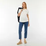 Camiseta blanca de manga corta para maternidad con un pequeño corazón bordado en el pecho.