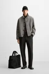 Sobrecamisa gris de corte regular, con cuello solapa, manga larga con puño abotonado y cierre frontal con botones.