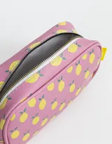 Cartuchera rectangular de poliuretano color lila con estampado de limones amarillos. Tiene cierre superior con cremallera y tirador metálico.