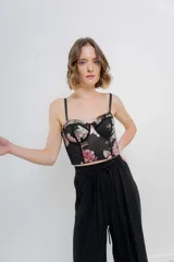 Top tipo corset con estampa floral, confeccionado en tul elástico con estructura interna y copas armadas. Breteles regulables y cierre con triple hilera de broches en espalda.