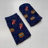 Par de medias de caña media color azul marino con estampado de hamburguesas y vasos de refresco.