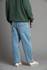 Pantalón de jean negro de corte recto.