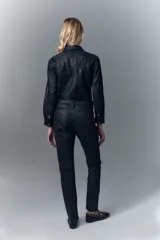 Pantalón de jean skinny tiro alto en denim con elastano, con pierna ajustada hacia el tobillo. En denim negro con elastano y un proceso de coating marrón que brinda una apariencia similar al cuero. Sobre el mismo un diseño en laser animal print. Con cierre y botón.