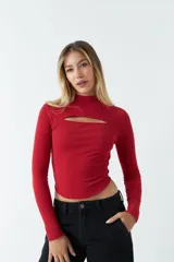 Top blanco de manga larga con cuello alto y abertura en el pecho. Corte ajustado y tejido elastizado.