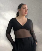 Body de tul negro con copas, de manga larga y escote en V, con diseño ceñido.