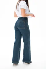 Pantalón de jean de corte ancho, color azul oscuro, con bolsillos frontales y traseros.