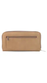 Billetera larga color beige, con solapa y broche a presión. Tiene un compartimento frontal con tarjeteros, visor y bolsillos, y un compartimento posterior con monedero con cierre, tarjeteros y bolsillos. Incluye un bolsillo trasero con cierre.