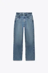 Pantalón de jean color crudo, de tiro alto, corte recto y largo tobillero. Tiene cinco bolsillos, cierre frontal con cremallera y botón metálico.