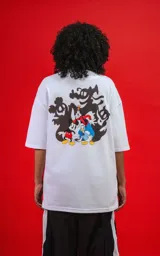 Remera blanca de manga corta con cuello redondo y calce oversize. Estampado de Mickey Mouse en el pecho.