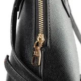 Cartera negra de simil cuero graneado, con doble asa corta y correa larga regulable extraíble. Tiene cierre superior, bolsillo interno con cierre y bolsillo interno abierto.
