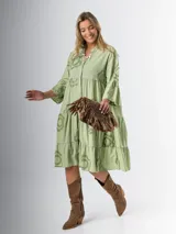 Vestido italiano 100% algodón, corte midi y calce amplio. Tiene cuello mao y apliques de flores con textura.