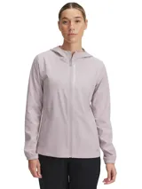 Campera Under Armour Outrun The Storm color lila con capucha y cierre frontal.