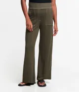 Pantalón pantalona color verde militar, de algodón, con cintura elástica, bolsillos laterales y pespuntes contrastantes.