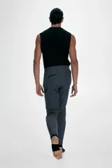 Pantalón de jogging deportivo gris oscuro, de corte ajustado, con cintura elástica ajustable con cordón, bolsillos laterales y bolsillos con cierre en las piernas.