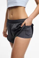 Short deportivo gris oscuro con cintura elástica y calza interna con bolsillo.