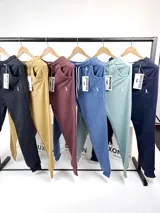 Pantalón de jogging negro con puños elásticos en los tobillos y cordón ajustable en la cintura.
