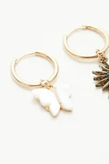 Aros dorados tipo argolla con dije de mariposa nacarada.