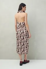 Vestido midi con estampado de hojas, escote halter y falda acampanada.