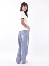 Remera negra de manga corta con cuello redondo y ribete blanco. Presenta un estampado frontal con el texto "CHICAGO" en blanco, un logo circular con una "M" en el centro y el texto "CULTURAL WIND CITY SINCE 2023" debajo.