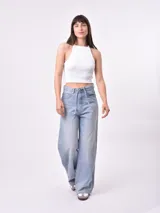 Top blanco de tejido de punto acanalado, corte cropped y cuello halter.