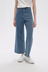 Pantalón de jean azul de corte ancho y tiro alto.