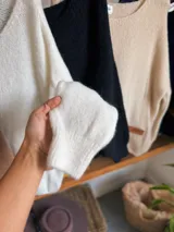 Sweater blanco de mohair con cuello en V y corte oversize.