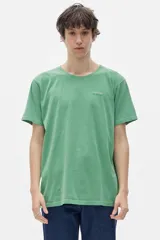 Remera verde de algodón con cuello redondo, manga corta y corte oversized. Estampa pequeña en el frente con texto en verde claro.