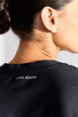 Remera deportiva corta de color negro, con cuello redondo y mangas cortas. Ideal para actividades físicas.