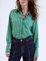 Camisa verde con rayas verticales azules, de corte cropped y manga larga.