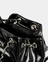 Mochila negra de cuerina acolchada con diseño de líneas diagonales. Tiene solapa con broche decorativo y botón para cerrar. Cuenta con correas regulables, manija superior de material principal y metal, y tira de ajuste de metal.