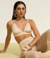 Top cropped femenino con escote en V, breteles finos ajustables y tejido cubierto de lentejuelas.
