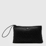Clutch negro tejido con efecto cuero, cierre metálico y asa de mano.