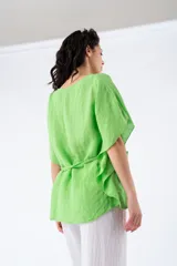 Blusa verde esmeralda de viscosa, con escote redondo y mangas cortas amplias. Incluye lazo para ajustar en la cintura.