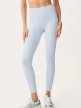 Calza deportiva larga color celeste, de tejido acanalado y cintura alta sin costuras.