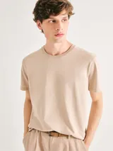 Camiseta básica de manga corta, cuello redondo y calce regular, color rojo jaspeado.