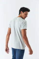 Remera gris de algodón con cuello redondo y manga corta. Estampado vertical con la leyenda "NOT DEFINED" en el frente.