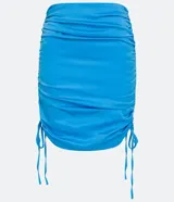 Minifalda de raso celeste con frunces laterales ajustables con lazos.