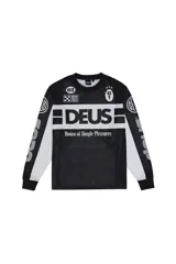 Remera de manga larga de poliéster con cuello redondo y diseño de estilo motocross. Presenta estampado con el logo de la marca Deus Ex Machina y otros motivos gráficos en blanco y negro.