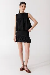 Minifalda color ladrillo con cintura alta y volados en el ruedo.