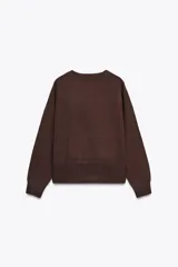 Sudadera azul de cuello redondo y manga larga con acabados en rib.