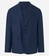 Saco de traje azul marino, confeccionado en viscolino, con cuello en V, cierre por botones, bolsillos y medio forro.