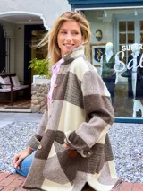 Camisa leñadora de paño con diseño de bloques en tonos marrón, beige y crudo. Confeccionada en lana 100%.