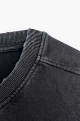 Sudadera gris oscuro con cuello en V y mangas 3/4. Tejido con efecto lavado y rib a tono.